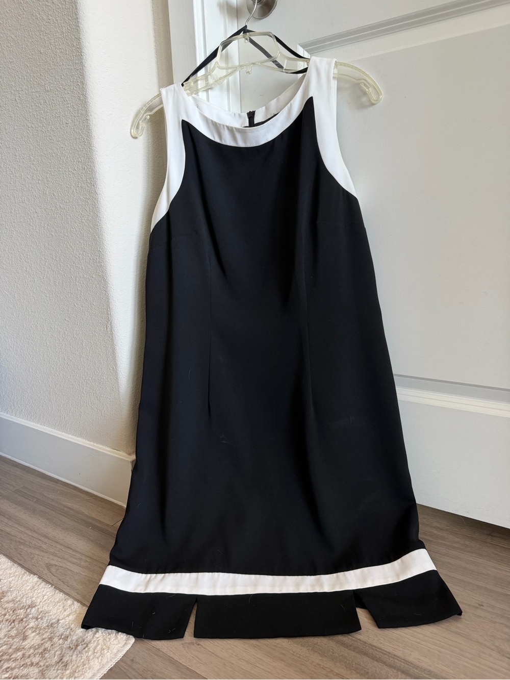 Elegant Black & White Sleeveless Shift Dress